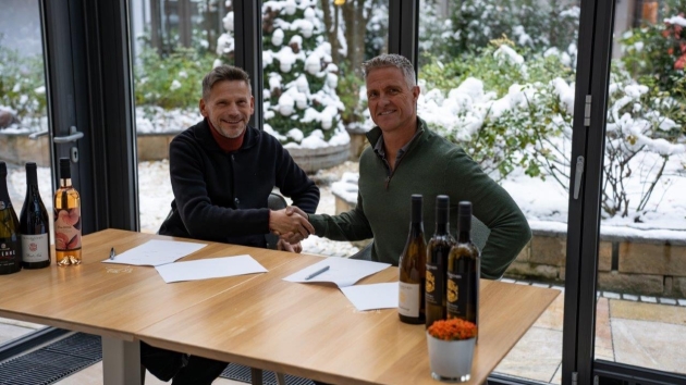 Badischer Winzerkeller vertreibt Weine von Ex-Formel-1-Fahrer Ralf Schumacher - André Weltz (l. Vorstandsvorsitzender des Badischen Winzerkellers) mit Ex-Formel-1-Fahrer Ralf Schumacher (r.) - Quelle: Badischer Winzerkeller - links
